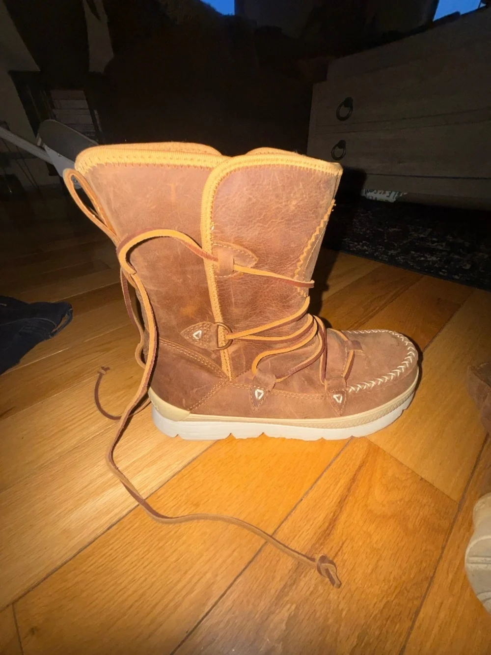 MANITOBAH MUKLUKS women's waterproof pacific half winter boot in oak/chene